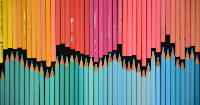 Blog logo design tips: colored pencils arranged in a rainbow gradient