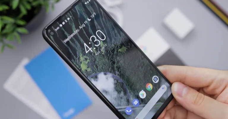 Hand holding a black Android smartphone to clear the app cache