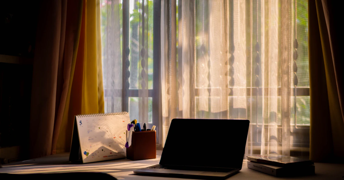laptop on a desk ready to screen record on Windows 11